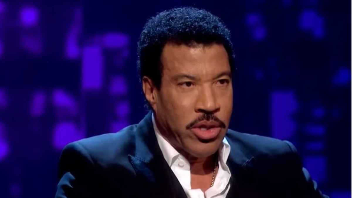 lionel-richie-collapses-on-stage