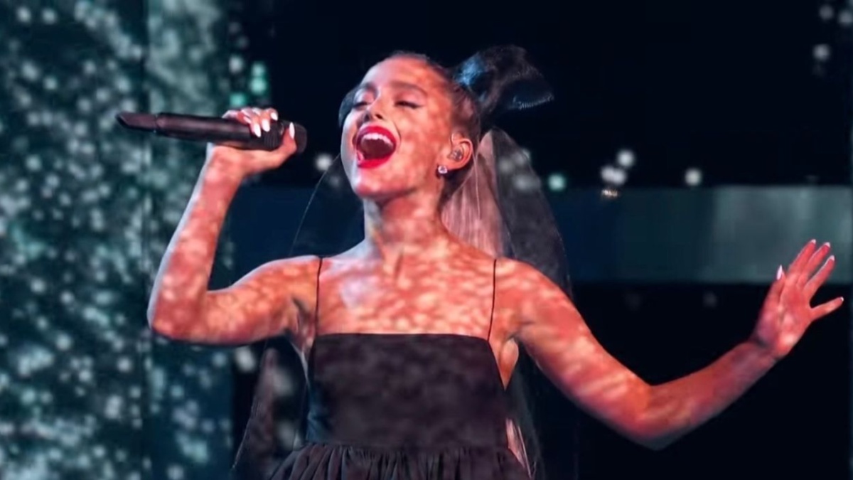 ariana-grande-public-scrutiny-pause